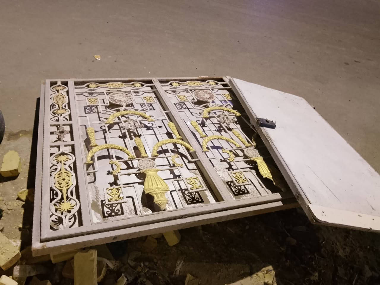 ابواب حديد خارجية جدا جدا نظاف وثقيل ارتفاع 2.25 وعرض 3 متر
