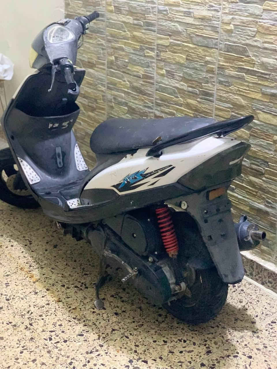 السلام عليكم 
اخوتي الطيبين ماكس 120💯
مكينه 55 نضيفه كلش لاتنقيص ولا تبخير 💯
دراجه بيها نقص فقط باتري لباقي كلها شغاله 💯

مكاني بغداد المحموديه 
السعر 400 وبيها مجال بسيط 
***********
