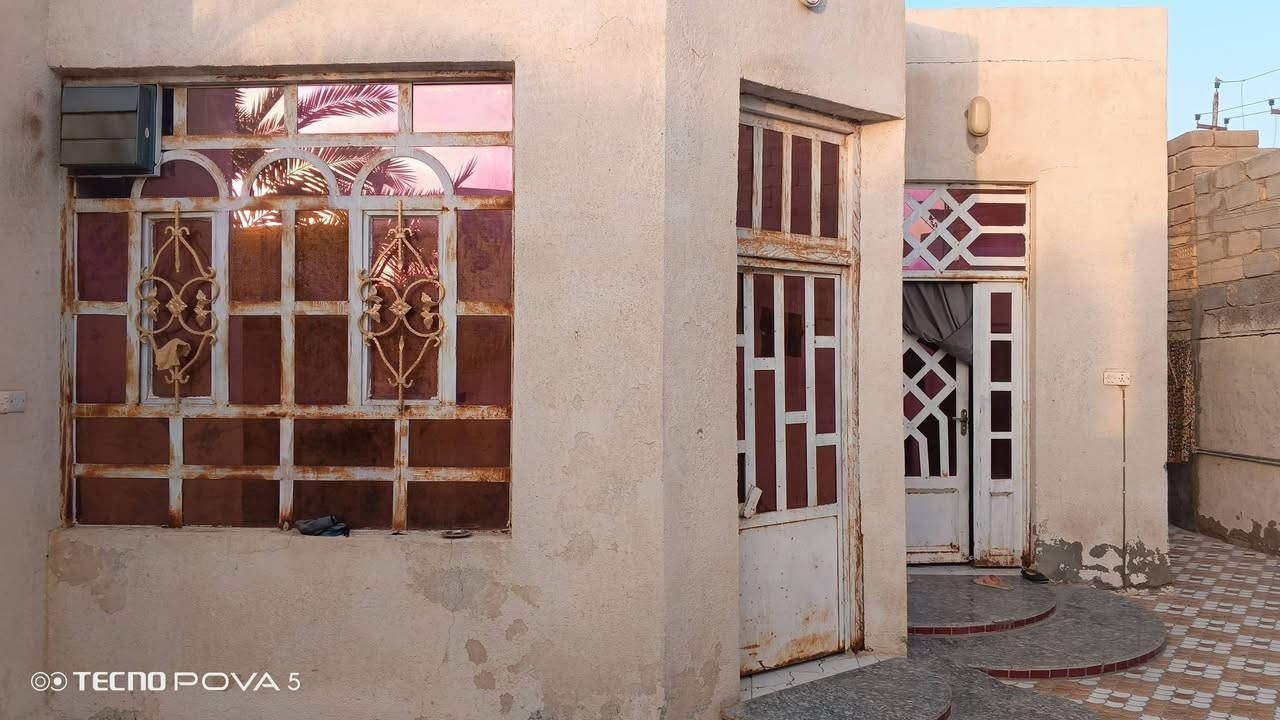سلام عليكم 
بيت للبيع الموقع حي الروضه بل قرب من بيت فخري ال هويس 
مساحه البيت 290م البيت طابو صرف 

يتكون البيت 
من غرفتين كبار 
وصاله 
ومطبخ حار + بارد 
واستقبال 
وصحيات داخليه وخارجيه 
وكراج كبير 
 ومناور عدد 3
البيت بناء بلوك وعكاده 
للاستفسار اكثر 
***********

نص مكتوب في الصور:
- TECNO POVA 5