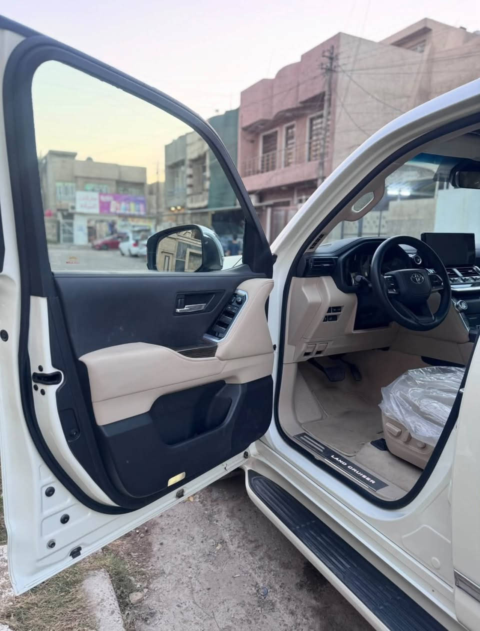 السلام عليكم
لاندكروز VX موديل ٢٠٢٣ 
ماشية ٣١ الف 
سيارة كفاله عامة علئ وضعية الشركة 
مواصفات السيارة 
رادار 
كامرات محيطيه 
كشنات تدفئه وتبريد 
شاشات عدد ٣ اصلية وكاله 
سيارة فول ١/١ معروفه مواصفات ال VX 
هـ/***********
عنواني بغداد
