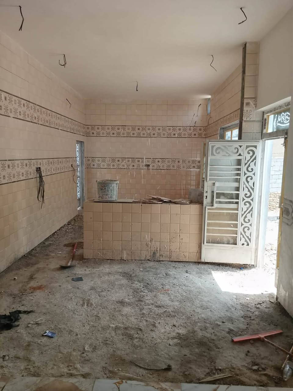 #بيت للببع مساحة ٣٠٠ متر جديد زيرو موقع البيت ام طباشي موقع قريب للشارع خدمات كاملة
محتويات البيت
استقبال كبيرة
مطبخ 
صالة 
غرفة عدد ١
صحيات 
نقوصات بسيطة للتشطيب 
البيت زيرو مامسكون 
للاستفسار الاتصال 
***********
***********
أو زيارة مكتب احمد الخفاجي لبيع وشراء العقارات 
طريق السنية العام مقابل عمود 650
كما نستقبل كل العروض بيوت قطع أراضي أهلا وسهلا بالجميع
