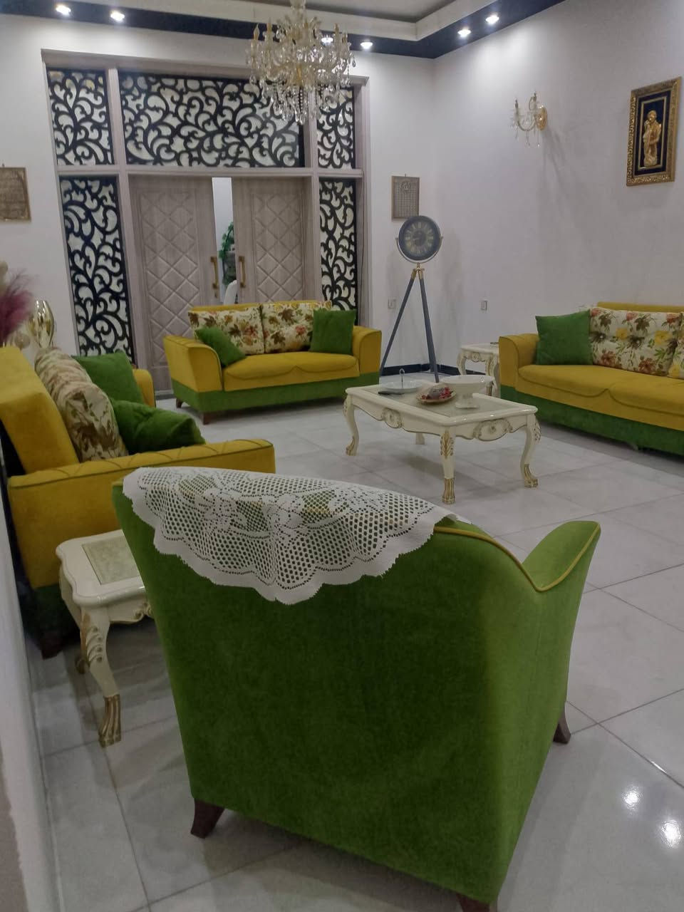 السلام عليكم تخم للبيع 10 مقاعد وسرير ومخزن بي سعره 500 الف *********** مابي اي ضرر نظيف مكانه بغداد
