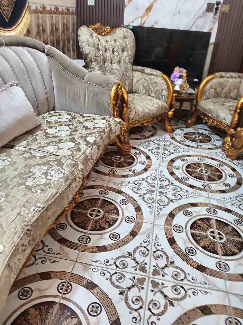 تخم ١٠مقعد مع طبله وسطيه ماكو اي ضرر لبيع تصال على الرقم *********** اي
