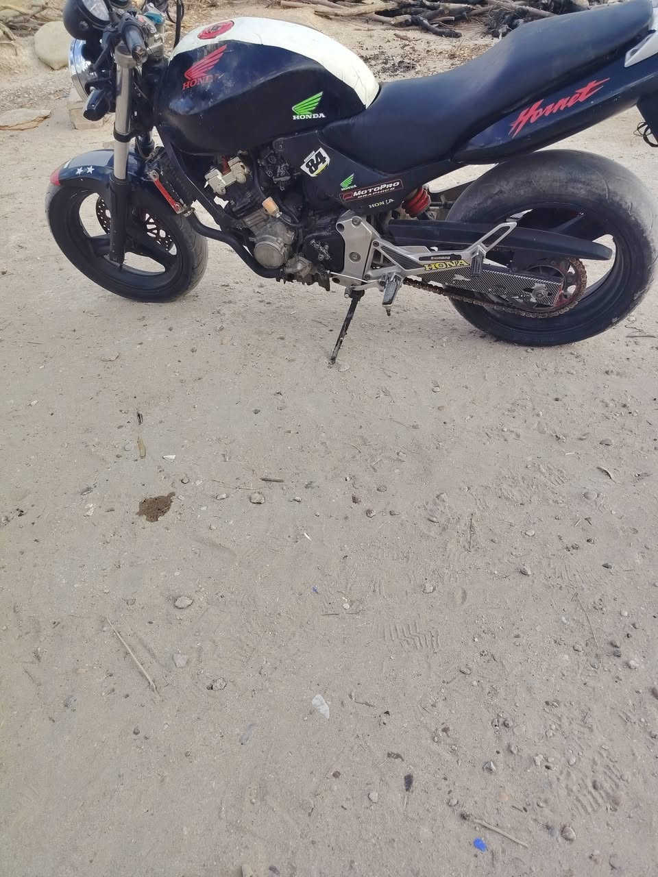 هورنت ربع لبيع
دراجه شغاله نكره بس فاره يطق 
شغله تمشي عادي بس بيه صوت
ابيع كوم حديد
سعر 900 وبيه مجال غليل 
رقم ***********
مكاني لانبار الكرمه
