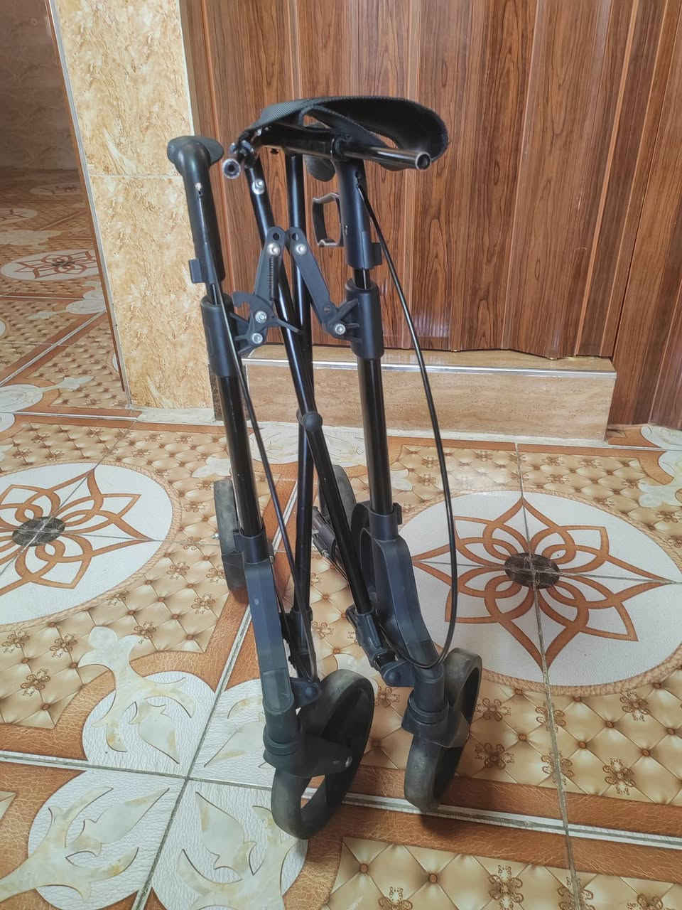 مرحبا عندي عربانه لكبار السن جديده نضيفه اصليه صنع ألمانيا وتصير كرسي للجلوس هم وتايراوبريكات هم بيها السعر ٧٥ العنوان حمدانيه رقم الهاتف ***********

