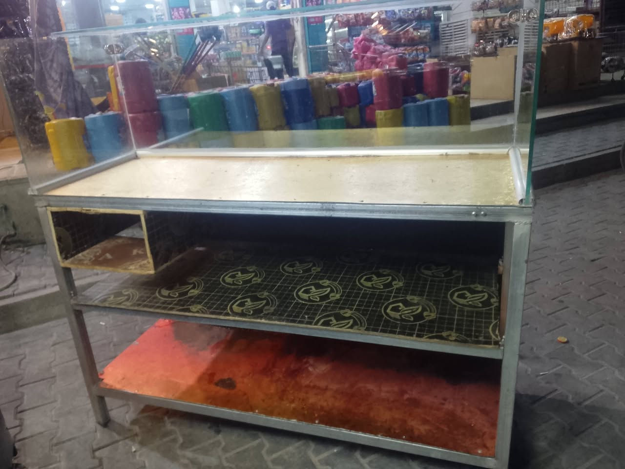 سلام عليكم عندي ميز مال فلافل نضيف بي جام خانه وعندي طباخ مال فلافل رقم الهاتف *********** والسعر خاص
