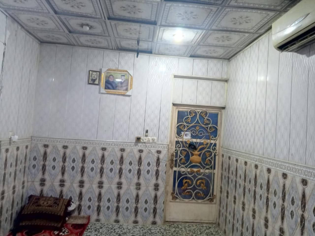 السلام عليكم بيت للايجار حي العسكري منطقه ال 5 آلاف يحتوي على غرفه وصاله واستقبال وطابق الثاني يحتوي على غرفه البيت خلف شارع 100المساحه 100متر سعر الايجار 300.      ‏‪***********‬‏توصل
