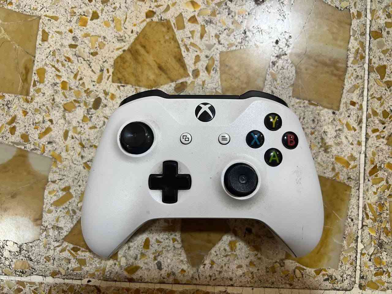 للبيع Xbox One S نظيف جداً (1TB) غير مفتوح نهائياً
المساحة: 1 تيرابايت (1TB).
الحالة: نظيف، ما مفتوح للتصليح أبداً وختم الشركة موجود.

الملحقات: جوستك أصلي + الوايرات الكاملة + ستيرنغ ويل (ستيرن ألعاب) + حساب (گيم پاس).
الألعاب: بيه ألعاب هواية مثبتة جاهزة، وإذا تحب تبقيهن ما أفرمت الجهاز وأخليهن إلك.
التوصيل: التوصيل عليّ لأي مكان بالموصل حتى تفحص براحتك.
السعر: 260 ألف دينار (وبيه مجال بسيط للطيبين).
للتواصل: [***********] أو راسلني خاص
