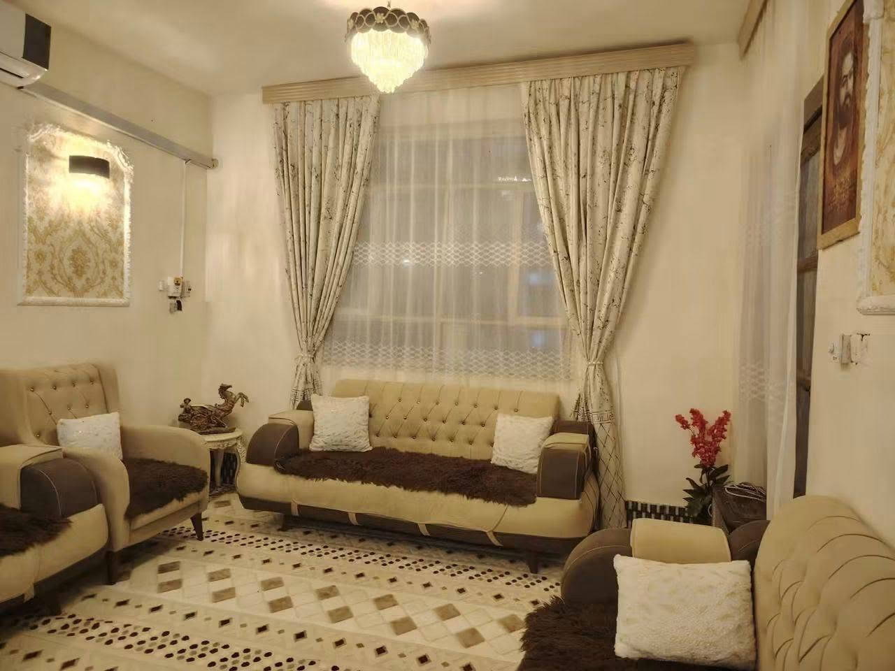 ياالله
السلام عليكم

يعلن مكتب الخبير للعقارات 
وجود دار في حي المصطفى شارع سماح عل تبليط
مساحه 100م

الطابق الأول //استقبال ومطبخ وغرفه نوم وصاله ومجموعة صحيات داخليه وخارجه

الطابق الثاني //غرفه نوم

السعر// 58مليون  وقابل للتفاوض
للاستفسار مراجعة المكتب مقابل مركز الشباب الدوب
اتصال //***********
