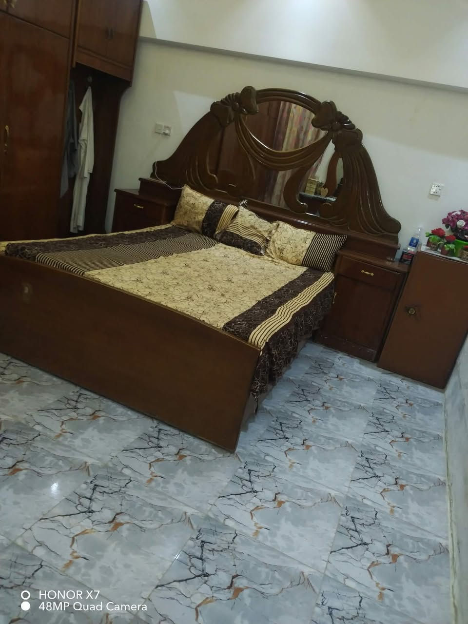 غرفه اخشاب • قديمة • للبيع