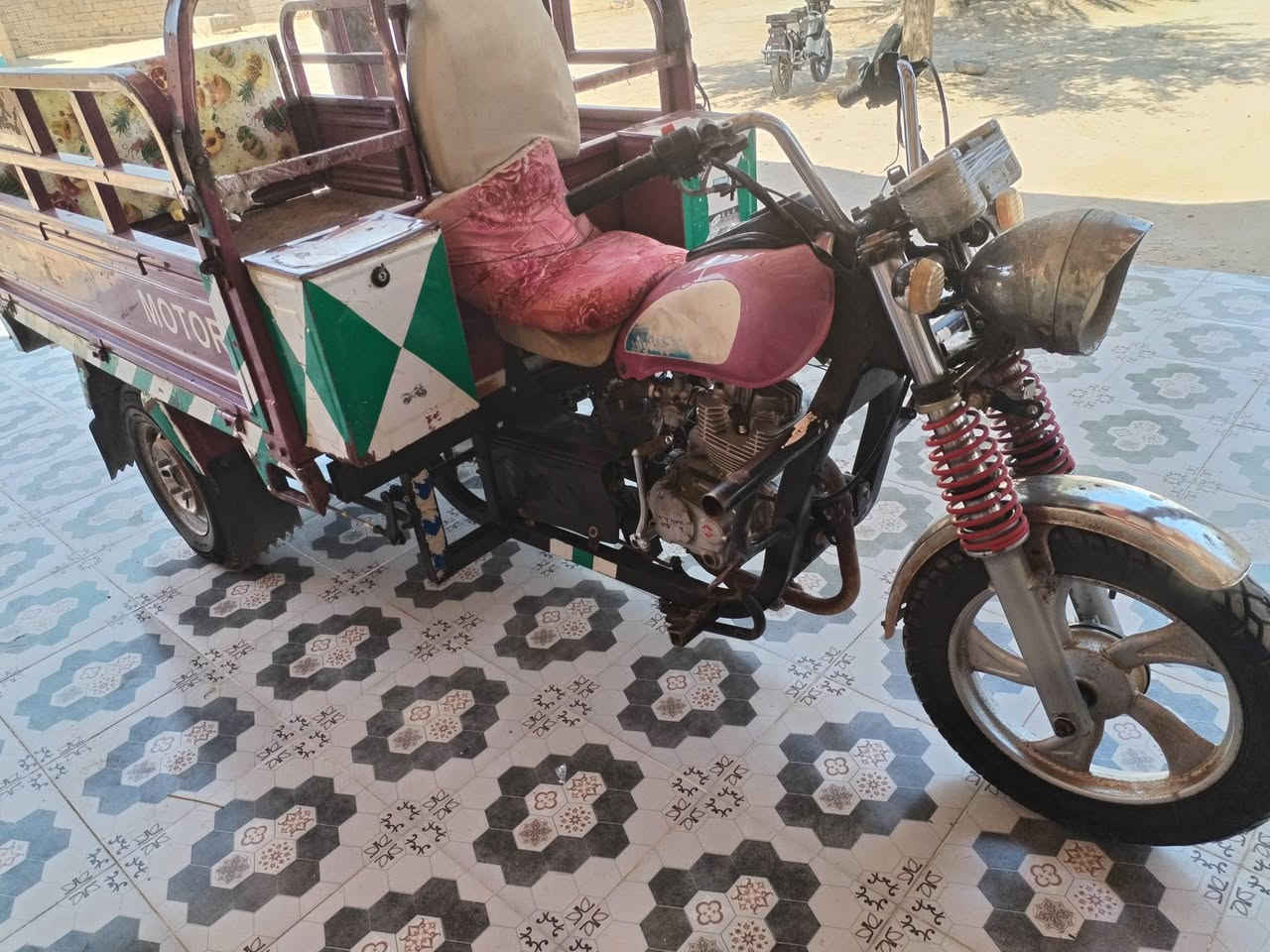 السلام وعليكم  ستوتة للبيع ام الطير مديل 2019 محرك 19 اوراق كاملة نظافته موضحه بالصورة لون وردي 
مكانه ديالئ سد حمرين اتصال ***********
