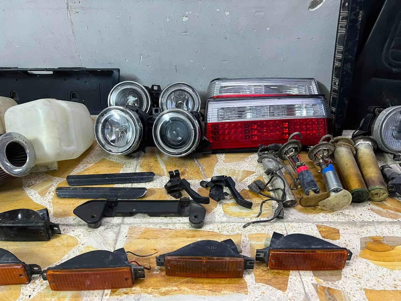 السلام عليكم
غراض زعرة للبيع دبة زراكات و لايتات حاوية 
بك لايت و لايت  تجاري جديد كارتون الزوج ب٥٠
اشاير و بلاجتكورات اصلية دشبول خلفي جديد و امامي مدوشم تكم جانبية. وتنتة بلادية  يدات بنيد طوافات و قواعد فيت بم عطرات لايت و بعد عندي هواي غراض عنواني بغداد الطالبية و توصيل موجود ***********
و الخاص مفتوح❤️
