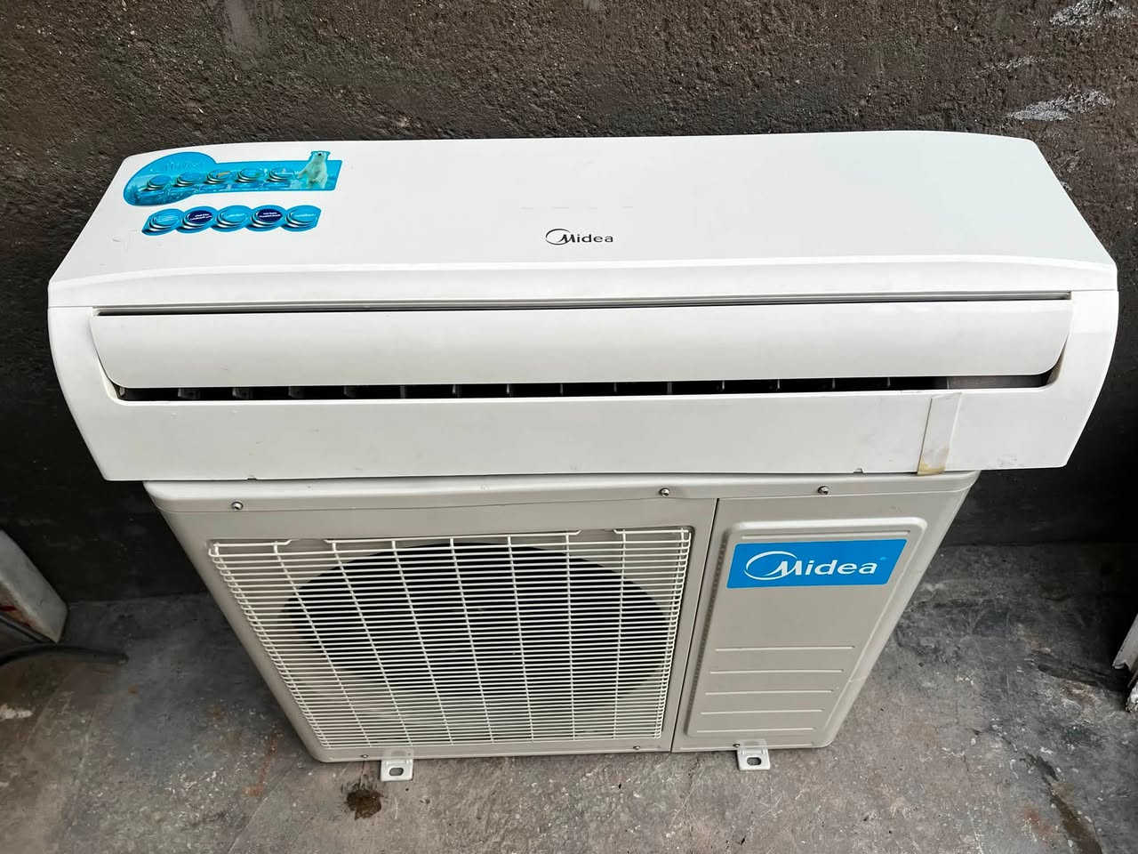 للبيع سبلت طن ونص نوعيه ميديا نضيف جدا جدا تدفئة تبريد السعر 300 الف وبيه مجال بسيط مكان بغداد حي اور 
رقم ***********
