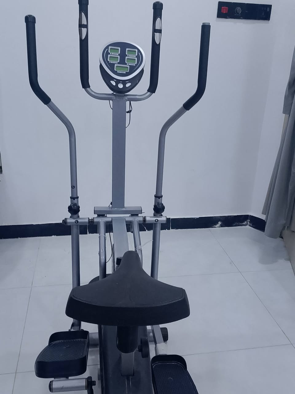 مكافة بالنشر 🔥🔥 جهاز جري رياضي   نضيف مستعمل قليل السعر  ١٠٠الف والشراي يتصل ***********
