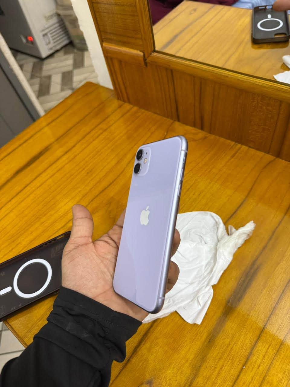 سلام عليكم 
ايفون 11 عادي 
💾 الذاكره 128
🔋بطارية 70
📱الجهاز مكفول من الصيانه البرغي مالته ما مفتوح + كارتون اصلي مطابق آيمي 
💸السعر 345 وبي مجال حگ جيه 
📞*********** هذا اتصال + واتس اب
