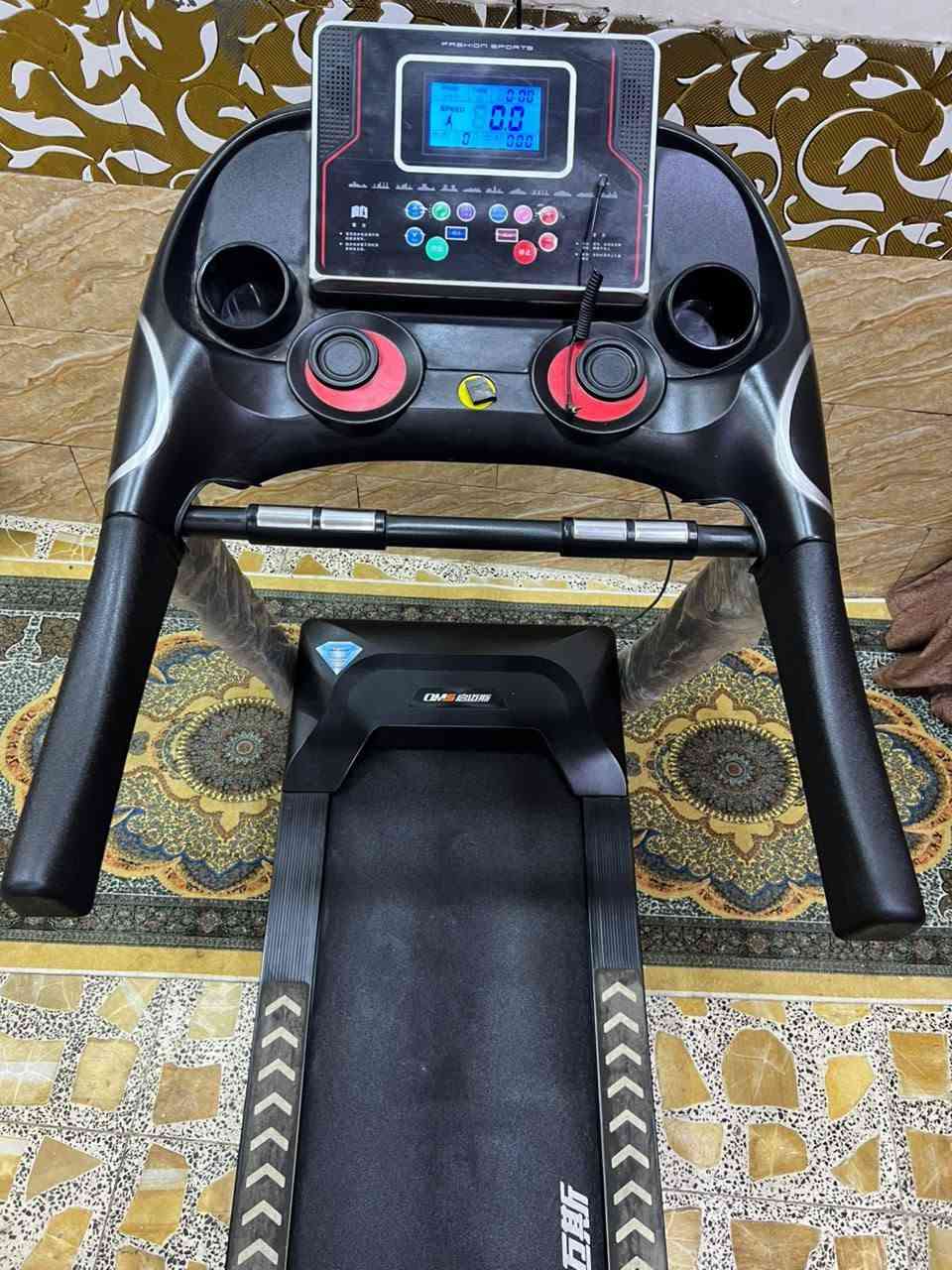 جهاز جري جبلي دبل ماطور يعني ماطورين جدا نظيف ماركة  نظافته 💯 سرعه عاليه14.0 يحمل وزن 120KG يحتوي على شاشه تعد وقت سعرات حراريه قياس نبضات القلب مسافه مقطوعه وكذلك اواكس بلوتوث شاحن موبايل جهاز يطبك ومياخذ مساحه سعره 300 الف بغداد يوجد توصيل محافظات ***********
