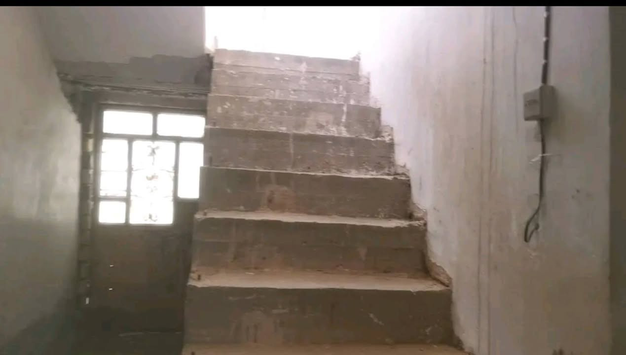 بيت للبيع في قضاء الكفل شارع ام البنين موقعة ركن قرب أسواق حاكم مساحة البيت ٢٢٠م بناء قديم يحتوي على غرفتين وصالة ومطبخ واستقبال كبير وصحياة خارجية البيت معرض بسعر ٤٠مليون قابل للتفاوض الاتصال على الرقم ***********
