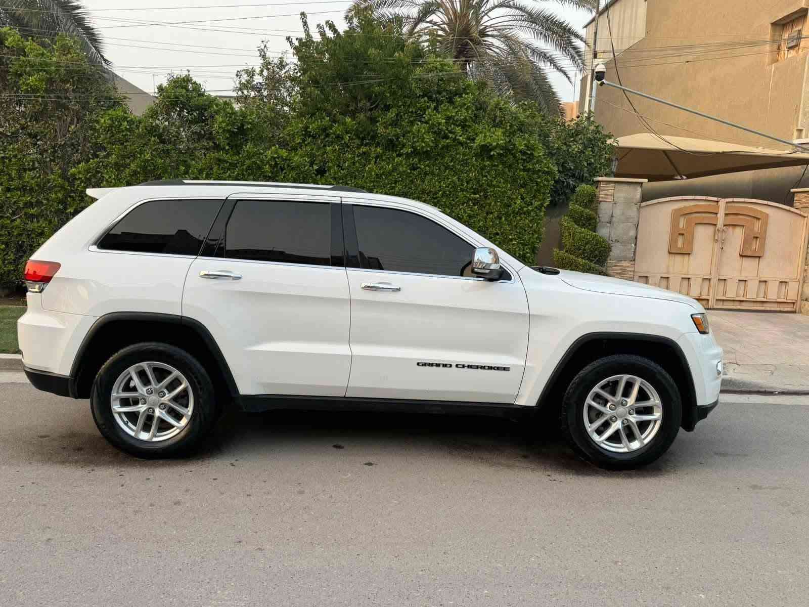 السلام عليكم سيارة جيب موديل2020 لمتدد فول مواصفات كشنات جلد
كشنات كهرباء
تدفئة  بالكشنات
وتدفئة  بالستيرن
فتحة سقف بنوراما
جنطة كهرباء وباقي المواصفات معروفة حادثه موضح بالصور وبيه قطعتين كلير وباب جاملغ مكان السيارة بغداد
***********
غير متواجد على  الفيس

نص مكتوب في الصور:
- ابو يوسف جيب
- ٢٠٢٥/١٢/٥، ٧:٥٠ م
- BIDCARS
- رد
- ابو يوسف جيب 2025/12/5, 7:50 م BIDCARS رد
- ابو يوسف جيب 2025/12/5, 7:50 م
- 5 / 18
- ابو يوسف جيب 2025/12/5, 7:50 م 4 / 18 BIDCARS