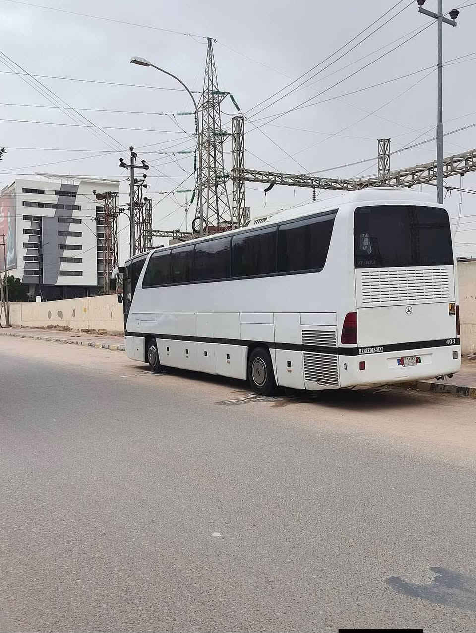 باص ٤٠٣ • ٥٤نفر • ٢٠٠١