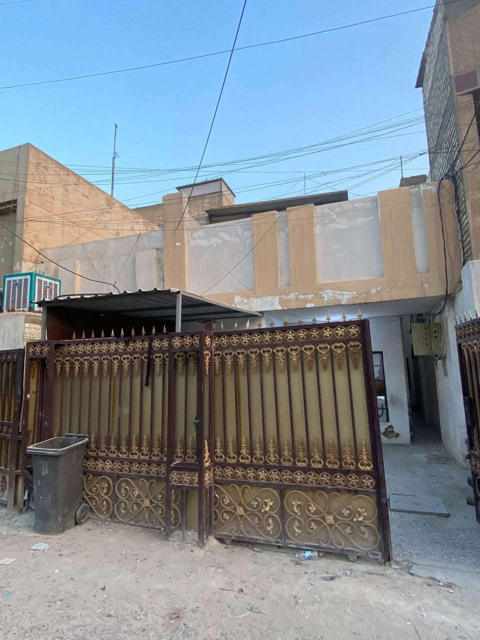 السلام عليكم بيت للإيجار 100م يحتوي على ممرين والطابق الأرضي استقبال ومطبخ وخدمات والطابق الثاني غرفتين ومكشوفه مثل مموضح بالفيديوهات مكان البيت بغداد الجديده قرب ساحة صالح والإيجار ان شاء الله مناسب للاستفسار مكتب البراق للعقار ***********
