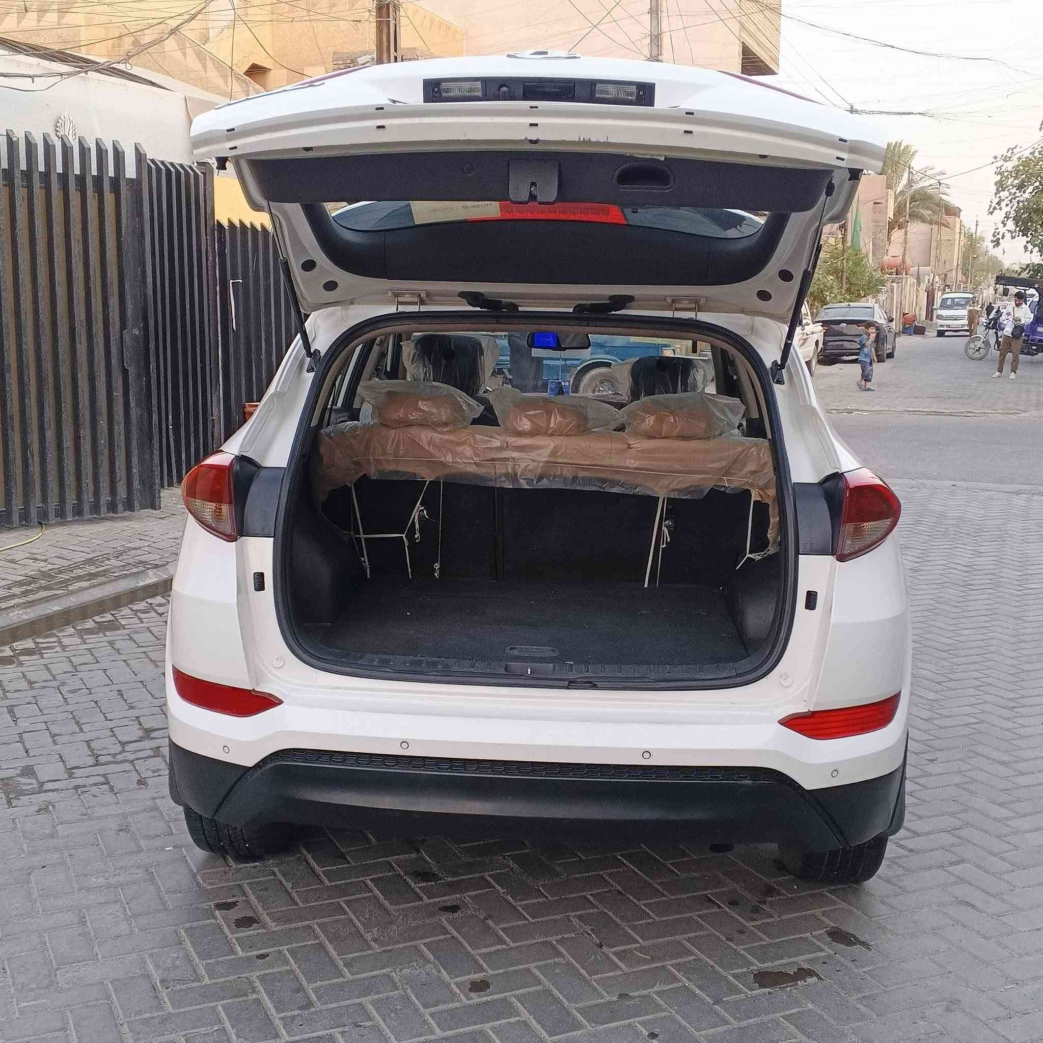 هيونداي توكسون موديل 2016
مواصفات فول واحد علا واحد عده البصمه 
 مواصفات 
بانوراما 
جلد شاشه جبيره
توقف تلقائي
تحديد مسار
تحديد سرعة
رادار امامي 
رادار خلفي 
رادار جانبي 
لايت ليد امامي وخلفي
كاميرا دوارة 
شاشه  digital
بلوتوث 
محرك 2.400 
٣ انظمة للقيادة  سبورت + نورمال + سمارت
بريك بصمة 
مرايات اشارة + رادار + نقطة عمياء
رقم بغداد جديد بسمي 
سنوية وهزة جديدة ***********
السيارة عنوان بغداد الرصافة 
#السعر 165وبيها مجال بصيط
