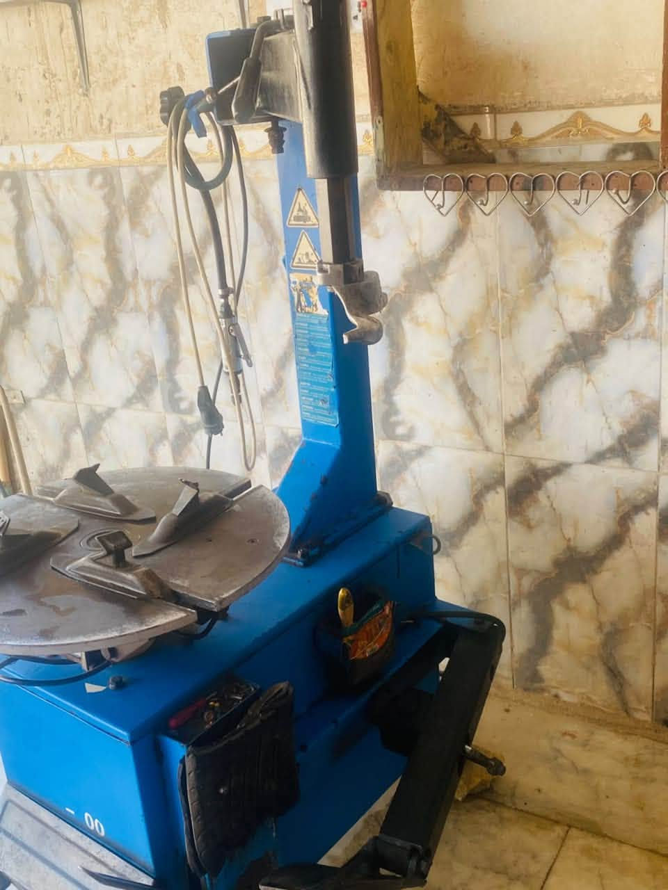 غراض محل مال غسل 
كمبريسر / ماطور ماي/ وخالعة / رفوف / عدد سباين 
التواصل على هذه الرقم *********** العنوان الشطرة
