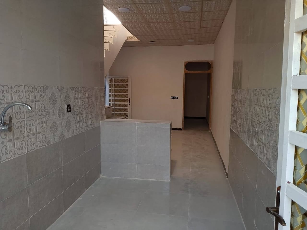 سلام عليكم بيت البيع طابو زراعي مساحته 90 متر غرفه  ومطبخ وستقبال البيت الساس صب كونكريت وتجعيب طابوك بناء بلوك ابو 20السقف صب كونكريت تشاريف طابوك البيت كلش حلو وجاهز البيت موقعه شارع المطار الجديد خلف مجمع الجوهره بدايت شارع تلاثين مكانه كلش حلو ستفسار تصال *********** او وتساب ***********
