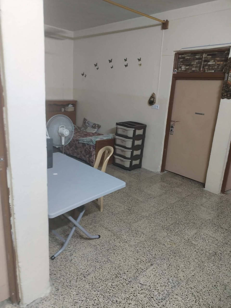 بيت للبيع في حي صدام خلف مدرسة البواسل
200 متر طابق وحد سند طابو
يتكون من كراج + حديقة + مطبخ + هول + ستقبال + غرفتين نوم + صحيات
السعر 110 وقابل للتفاوض
للئستفسار أكثر الأتصال على الرقم ***********
