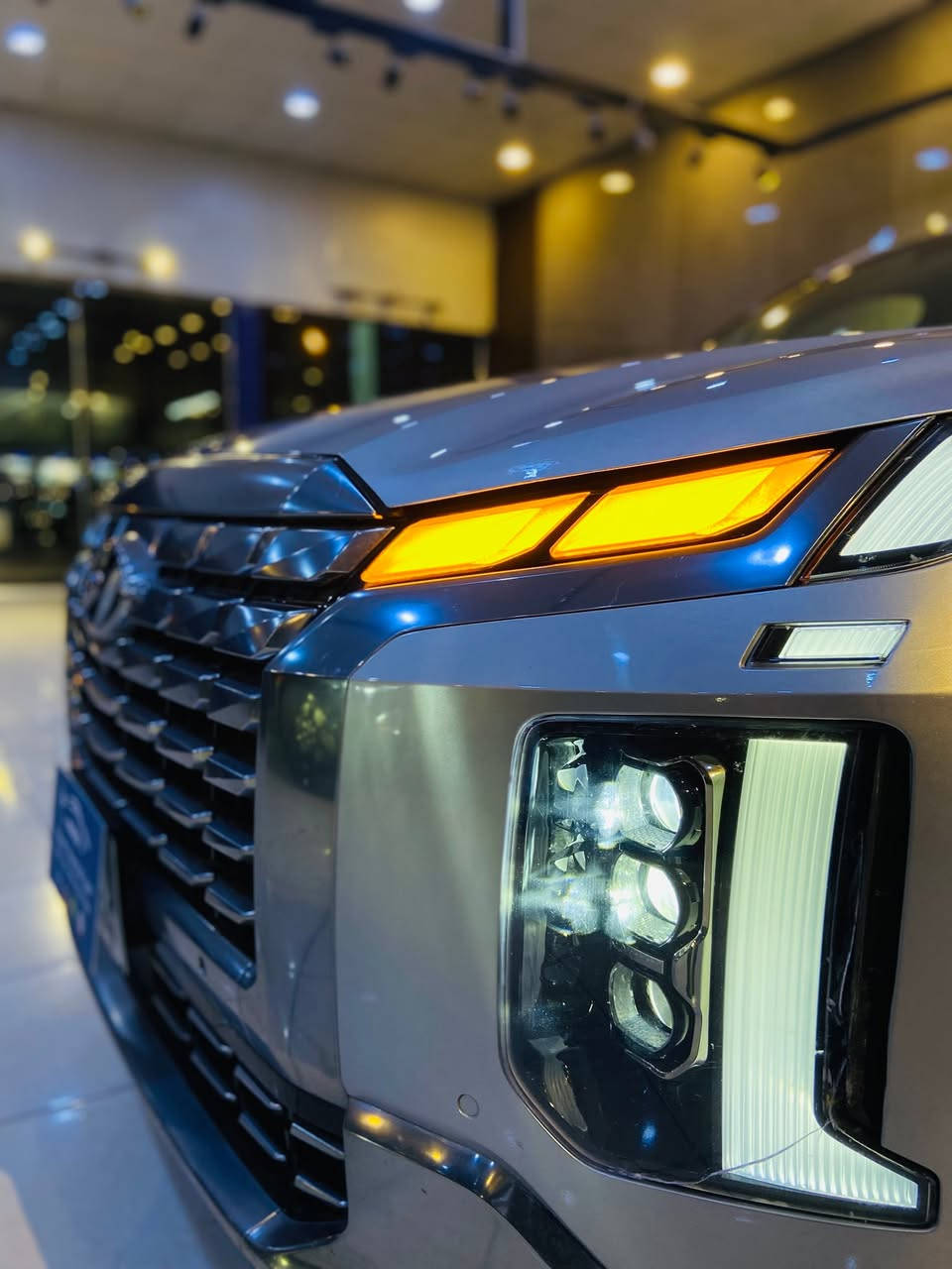 #اعلان_بيع_سيارة
🔷السيارة : هونداي بالاسايد SEL PREMIUM 🔥
🔷سنة الصنع : 2024
🔷اللوحة : اربيل
🔶السعر : 268 ورقة
🔷الضرر : صبغ قبغ جنطه وطرف جاملغ خلفي واطراف بيبان جهة الصدر صبغ . 
🔷ضرر الايرباك : بدون ضرر
🔷رقم الشاصي : KM8R44GE2RU675046
______________________________________
🔷المواصفات : 🔥
🔹حجم المحرك 6 سلندر 3.8L 
🔹عداد المسافة  22 الف ميل 
🔹كاميرات 360 درجة
🔹رادار امامي وجانبي وخلفي
🔹تنبيه الخروج عن المسار
🔹سمارت بارك (تحريك السيارة بالريمونت)
🔹حساسات امامية وخلفية
🔹لد داخلي محيطي متغير
🔹كراسي جلد ابيض 
🔹فتحة سقف
🔹اوتو هولد
🔹 تحكم ستيرن جهتين
🔹ويل كب حجم 20 انج مع اطارات بحالة جيدة
🔹لايتات LED بالكامل
🔹شاشه تحكم بالايعازات
🔹سستم الصوت harman/kardon
🔹تبريد وتدفئة الكراسي الامامية
🔹تبريد وتدفئة  الكراسي الخلفية
🔹الكراسي كهرباء
🔹ميموري كرسي السائق
🔹ستائر خلفية
🔹جنطة كهرباء
🔹بصمة ابواب وتشغيل وتشغيل عن بعد
🔹مع باقي المواصفات الاعتيادية
————————————————————————
☎️ الاتصال :

***********
📍النجف الاشرف - المدينة المائية - معرض الحوت .
— في ‏الحوت للسيارات HOOT CARS‏.
