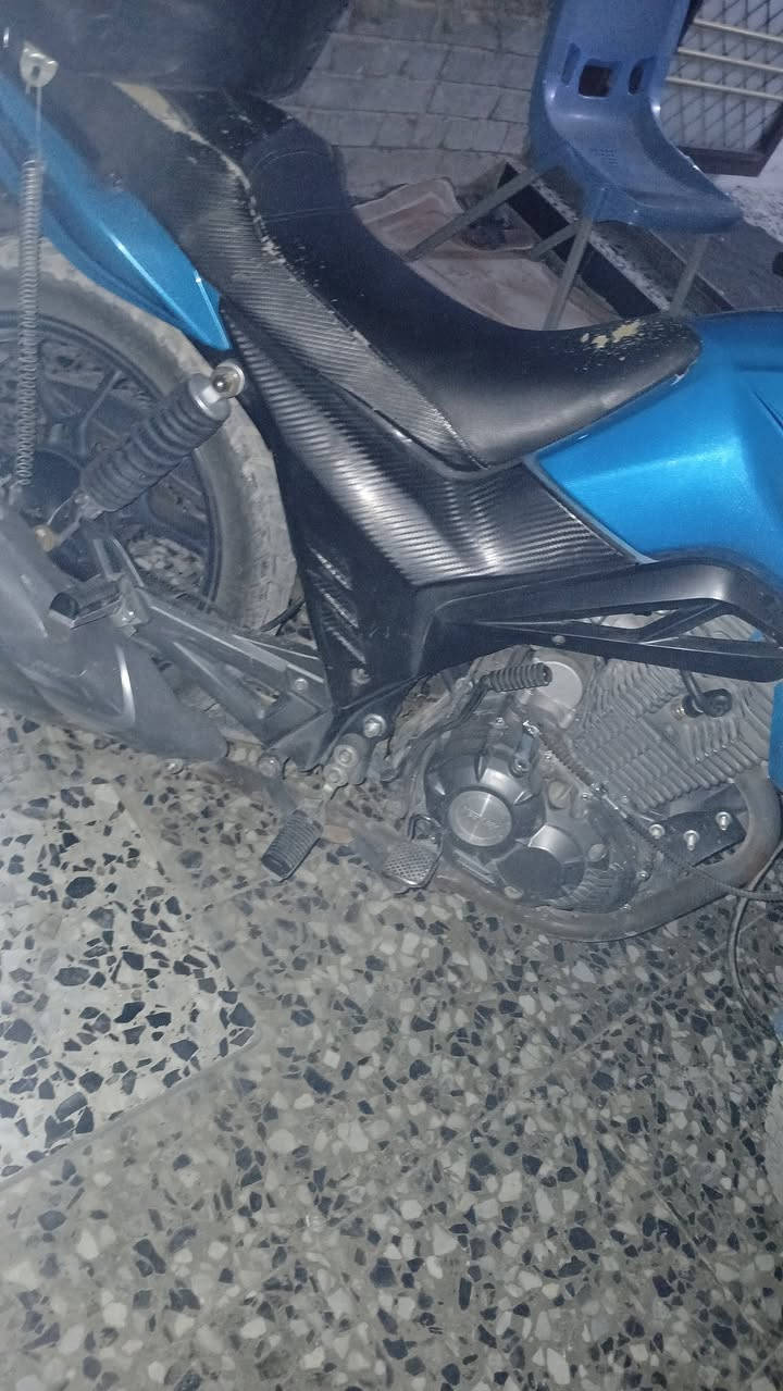 دراجه rk 200 للبيع موديل 24 ماشيه 25 الف دراجه مكفوله شرط محرك برغي ممفتوح بي الدراجه بيها شويه اضافات مرقمه رقمها اربيل تريد وكاله تريد تحويل سعرها مليونين و400 وبيها مجال بسيط للتواصل واتساب *********** او اتصال ***********
