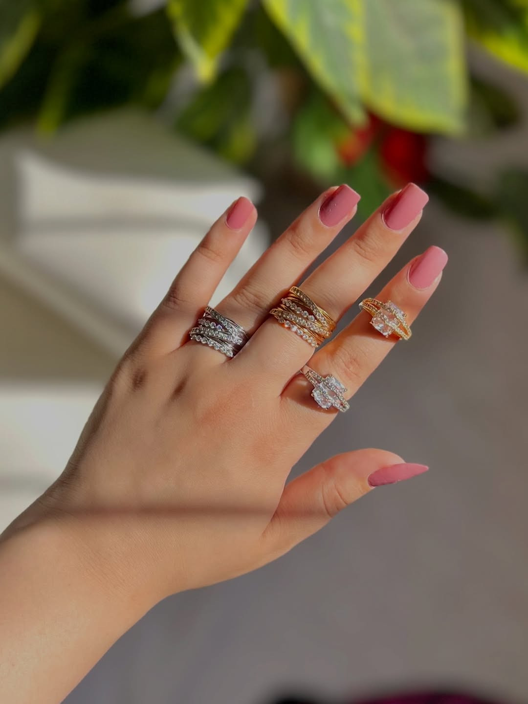 محابس زاركون فري سايز يجننون🥺🎀

نص مكتوب في الصور:
- الجمال يلي تستاهلة أيدج 🏯🥺
- اقلبي للموديلات 🦋👍