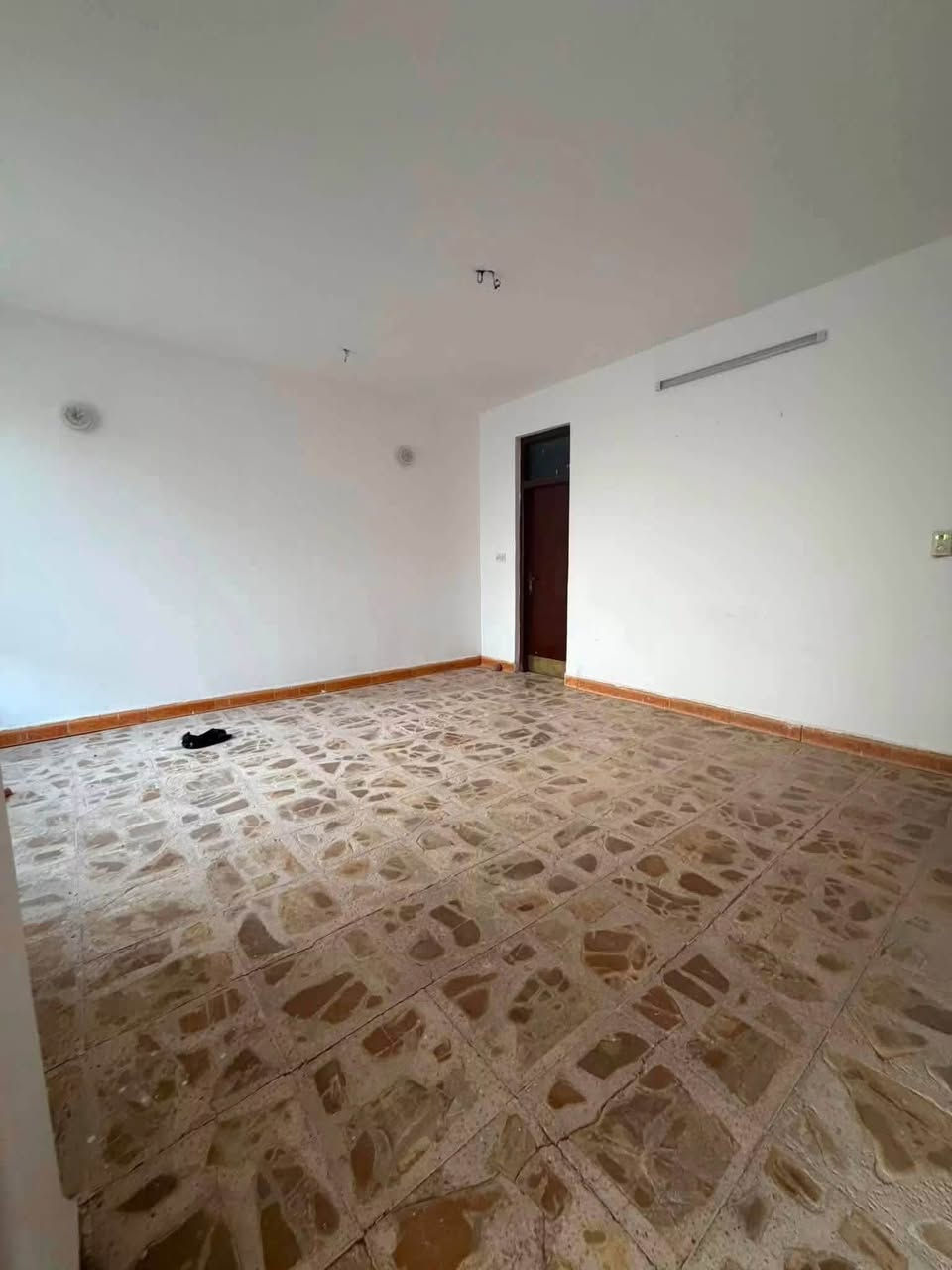 للإيجار في السيدية 🏡
🔹 دار سكنية بمساحة 150 متر
📍 الموقع: السيدية – الضباط

✨ مواصفات العقار:

* 🚗 كراج
* 🌳 حديقة
* 🛏️ غرفة نوم
* 🛋️ صالة
* 🍽️ مطبخ
* 🚿 خدمات

💰 بدل الإيجار: 750 ألف دينار عراقي شهريًا (قفل) 🔒

📞 للاستفسار: ***********

🏢 مكتب حلم عقاري للوساطة العقارية

📍 الفرع الأول: السيدية – الضباط – شارع الكويتي
📍 الفرع الثاني: السيدية – شارع 40 – شارع المدار
