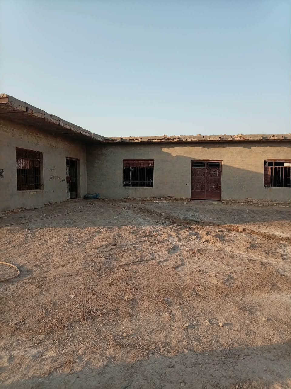 السلام عليكم
، قطعة للبيع 2000 متر 
بالحميدية قريبة الشارع العام، 
مسيجة وجاهزة ومبني بيها 3 غرف، مخدومة تبليط، ماي، كهرباء.
للاستفسار/ مراجعة مكتب عقارات الفنار مجاور مستشفى الخضر العام (***********)
