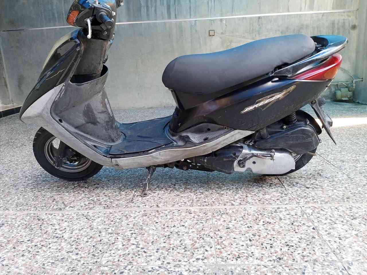 سلام عليكم 

دراجة بريز 140 شغالة نكرة مكينة مكفولة من تدخين وتنقيص وصوت بريكات شغالة 
دبلات أمامي خلفي شغالة 

 بغداد/ البلديات 
***********
السعر/350 وبيهة مجال
