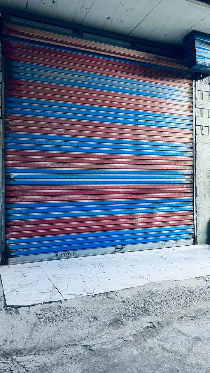 السلام عليكم
محل البيع في سوك الشمري
قرب حمودي ابو دجاج وحازم الشمري في ساحة مال مخضر
محل طول 12ونص
والعرض 5 متر
ارتفاع 4 وربع متر باب كهربائي سعر. اتصل على رقم ***********
