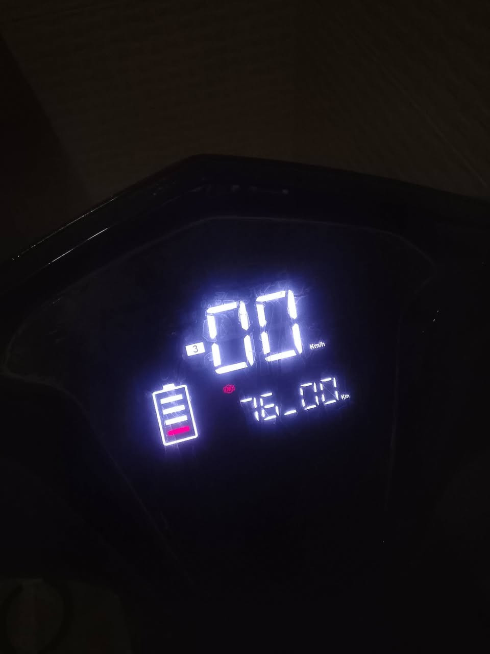 دراجة شحن شكل سكنس دراجة ماخذهة ب ٩٥٠ قبل سنة كلش مرتبة مبدل يطاريات اصلي ب ٢٥٠ قبل شهرين طبعا دراجة سويت بيهة حادث وتركتهة و الملف مالتهة اعتقد بي شي او ال وايرات ماعرف شنو بينة صراحة ابيعهة هيج تراب ب ٣٠٠الف التفيدة قبل لا تعطل جانت كلش مرتبة ٦ باتري و تمشي مسافات طويلة هم يعني من دورة الباب شرجي وترجعني هم وبيهة شحن تمشي ٧٠ كيلو ٦٠ كيلو وعندكم التاير يحتاج تبديل امامي فقط و كلوبات محتركة او بل ويارات ماعرف مهم سعر ٣٠٠ مكاني دورة تجي للبيت تشوفهة وتفحصهة 
رقمي ***********
