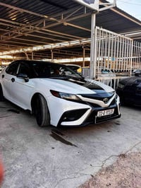 الـنوع : تويوتا✅ الفــئة : كامري TRD✅ اللـون : ابيض😍 سقف اسود  سعـة ال...