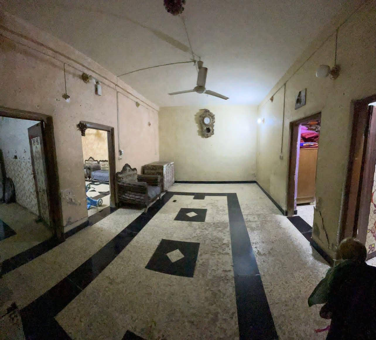 بيت للبيع طابقين مساحته 👈 300م.   رابع بيت ع شارع الرئيسي مال المنطقه
( 3 غرف __ هوول __ استقبال __ مطبخ __ صحيات داخلي خارجي __ طارمه جبيره __ مناور داير البيت ) 

#الخدمات 👇

1 كيبل ضوئي انترنت ✅ 
2 عرض الشارع 7م ✅ 
3 مي بدون ماطور ✅ 
4 مساحته 👈 300م ✅
5 بي قرار تطويب ✅ 
6 الارضية كاشي ✅
7 السقف صب كونكريت ✅

السعر 👈 ( 34 وبي مجال ) 

#للاستفسار.   👈.     ***********
