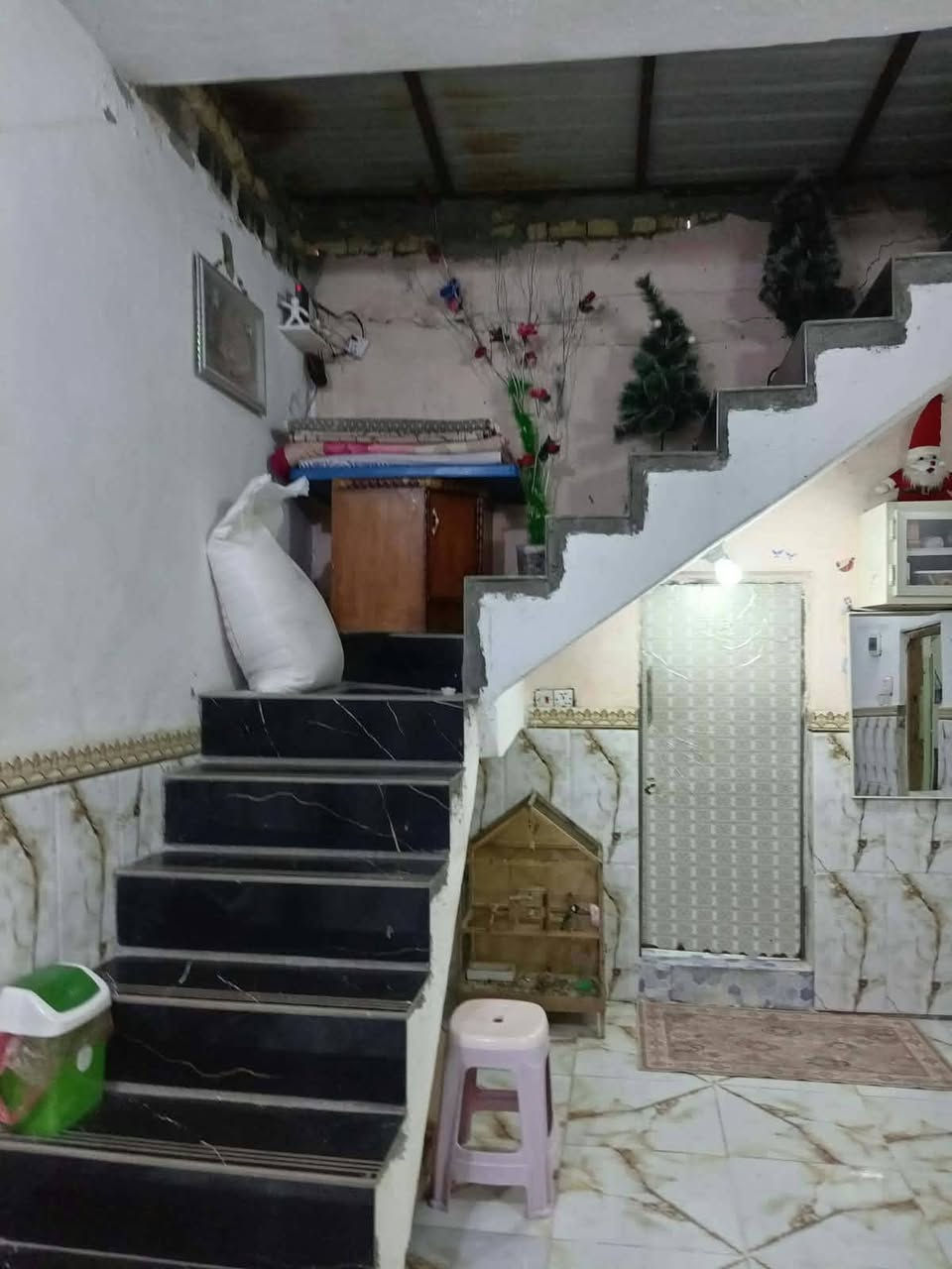 بيت مساحته 200 متر غرفتين وصاله ومطبخ واستقبال حي الجهاد قرب مدرسة اول العزم طابو صرف  بسعر 70- وبيه مجال لشراي
