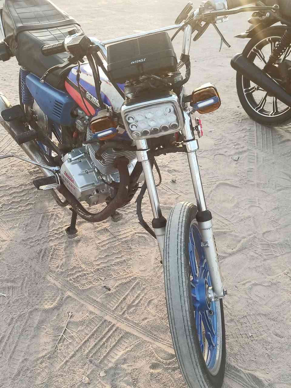 مرخصه الادمنيه يااا الله سلام عليكم ورحمة الله وبركاتة شباب دراجه للبيع مكينه مامفتوحه وكله شغاله من طول لطول معده الباتري عوزها بس باتري ويرجه السلف يشتغل
علمه وكرر دراجه ادوات ادوات ابيعلك بس عشائر سعر دراجه500وبيها مجال عنواني البصره الحيانيه رقم الهاتف ***********بي واتساب
