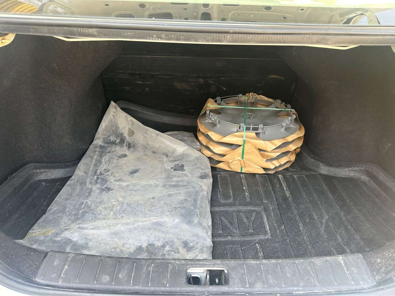 نیسان لاکشمیبای ٢٠٢٥ 
فول مواسەفات 
یەدە نیکل 
سوکان ڤۆلیوم
٤ جام کارەبا
شاشە گەورە
تەبرید مەرکەزی

گاعیەو کەپەکانی بەکار نەهاتون نوێن
٤٠هەزار کیلۆمتر رۆشتوە
هیچی نیە تەنها دەرگای سەکن تۆزێ قۆپی هەیە
رەقەم سلێمانیە
هەموو شتێکی نوێیە

*********** أربيل, العراق
