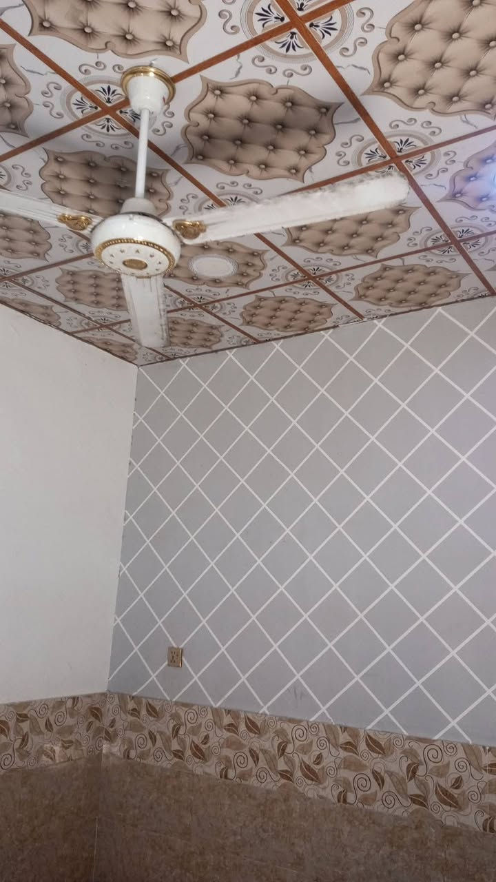 سلام عليكم عندي بيت للبيع مساحه 60مترطابو زراعي سند 25 يحتوي على غرفه وصاله ومطبخ واستقبال وصحيات بناء بيت بلوك أساس بيت صب كونكريت وسكف بيت كونكريت البيت مشترك بس أساس بيت كامل عايزسقوف ثانويه بيتونه مامبني  جاهزبورك سيراميك ارضيات وجدار عنوان براكيه مقابل جامع الخزاعل للبيع  سعر 15وبي مجال للاستفسار على رقم ***********
