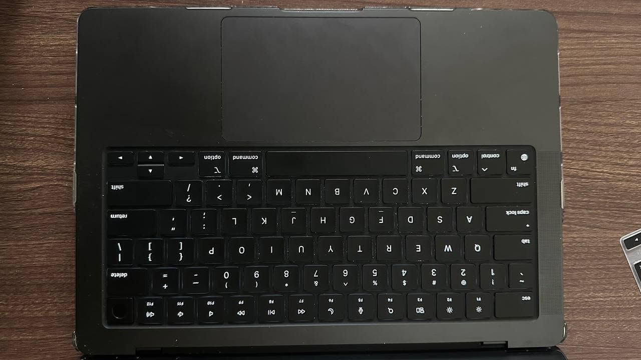 السلام عليكم MacBook Pro M3 pro
Size: 14 inch
Chip: M3 pro
Ram: 18
Storage: 512gb
Battery: 94, تقريبا 400 دورة
Colour: Space Black
حالة الجهاز ممتازة ونظيف جدا  والباكيت والشاحن الاصليات متوفرة 
ويجي مع الجهاز كفر حماية ولزقة شاشة و حماية للكيبورد تحتوي الحروف العربية 
الجهاز سعر مليونين و300
*********** واتس فقط
