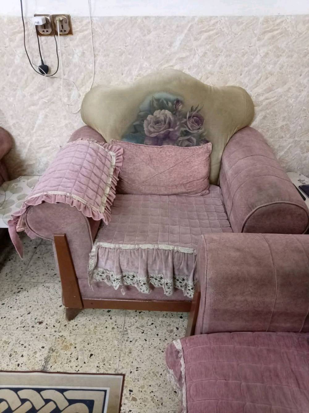 اثاث قنفات بسعر 350الف (بيه مجال)
5قنفات
ممكن توضحلي شكد طول كل قنفه تقريباً، وهل هي 5 قطع منفصلة لو طقم كامل؟: 
تفاصيل خاص
شنو حالة القنفات من الداخل والخارج؟ بيها أي تمزق، هبوط، بقع، أو تحتاج تنظيف/تبديل؟: 
تفاصيل خاص
منو موقعك بالضبط وين تنوجد القنفات؟ وأكو توصيل لو الاستلام من نفس المكان فقط؟: 
بغداد بلديات
السعر 350 ألف نهائي لو بيه مجال للمساومة؟ وإذا أكو شي مضاف للطقم مثل وسائد/أغطية تبقى وياها؟: 
بيه مجال للمساومة تاتي معه وسائد والأغطية تبقى مع قنفات 