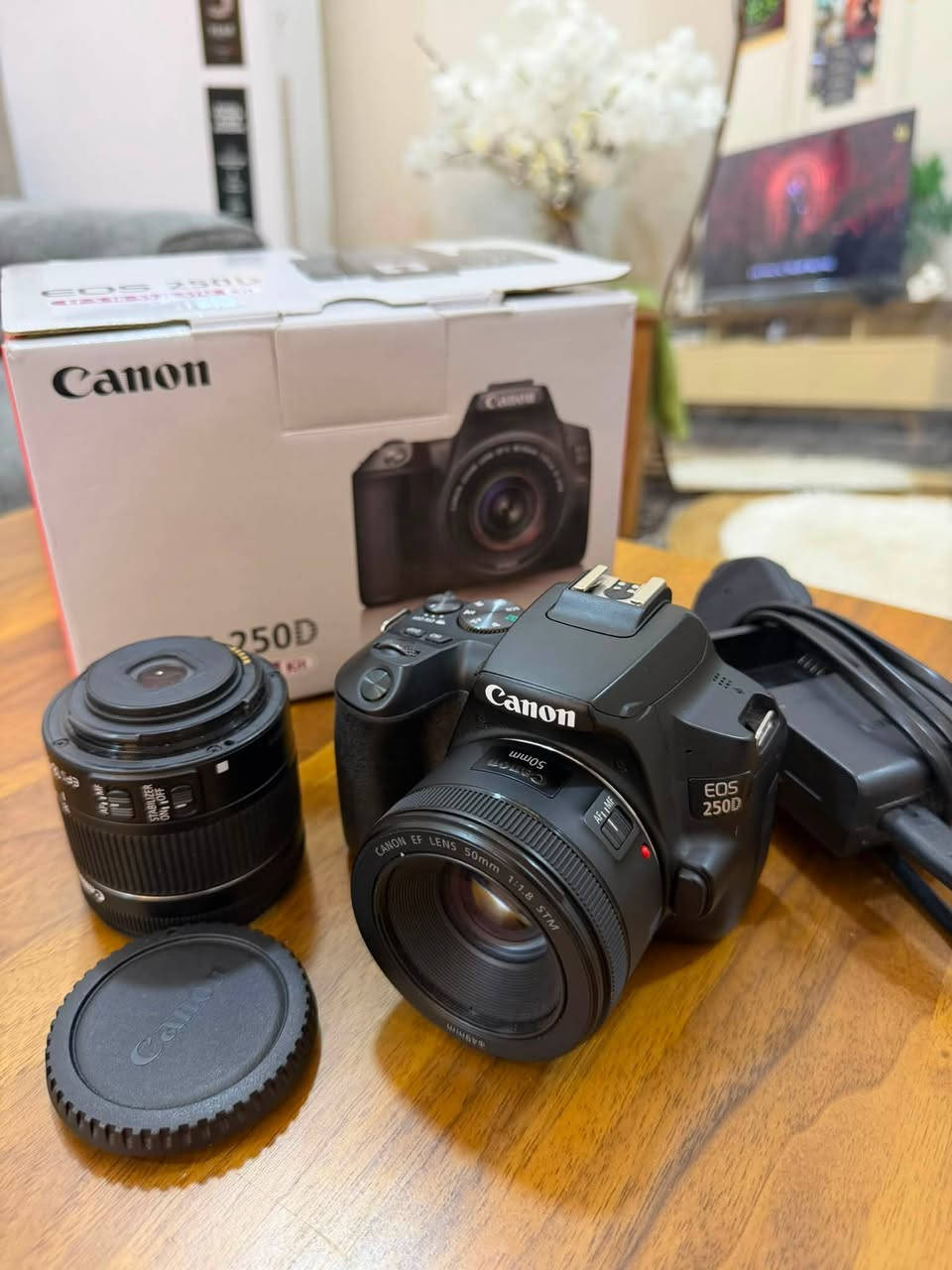 • دقة الصور: 24.1 ميگابكسل 
• تصوير فيديو 4K 
• Full HD حتى 60fps
• شاشة لمس متحركة 3 إنچ
• Wi-Fi + Bluetooth
• ISO حتى 25600
• معها عدسة Canon 50mm f/1.8 STM
• بطارية + شاحن + كارتون وملحقات

📦 الكاميرا نظيفة كلشي مابيها .
السعر على الخاص 
متوفر توصيل جميع المحافظات 
الاستفسار خاص او وتساب ***********
