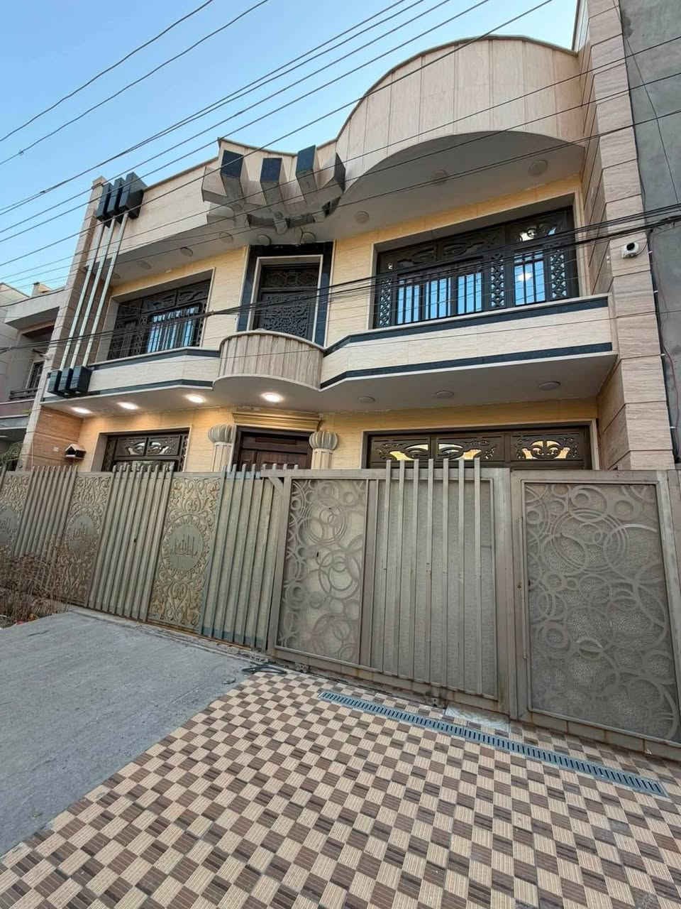 🏠 دار للإيجار في السيدية

📐 المساحة: 100 متر

🛏️ غرف نوم عدد 3
🛋️ صالة
🍳 مطبخ
🚿 خدمات

📞 للتواصل: ***********

🏢 أرض القمة للتطوير العقاري
