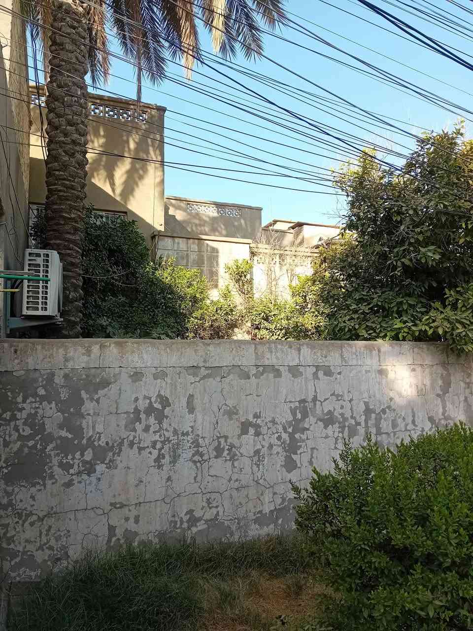 سلام عليكم دار مع مشتمل للبيع في زعفرانية منطقة الرشيد خلف ماركت العطار  المساحة الكلية 300 متر الواجه 15 نزال 20 طابو صرف للاستفسار *********** او ع الارقام الي بصورة

