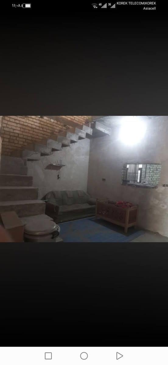 السلام عليكم بيت ١٠٠ متر غرفه واستقبال ومطبخ وساحه درج بي نقوصات قليله ب ٩ آلاف ٣علئ ١٠ مي كهرباء مجاري للاستفسار اتصال عل رقم ***********
