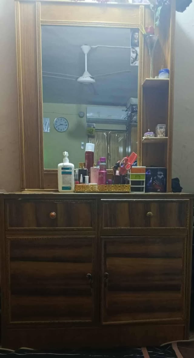 غرفه نوم للبيع خمس بوب ويادوشك وبيها مجال بسيط ب550 ضرر مجر الكنتور ممفتوحه ولامتحركه من مكانها 
***********
