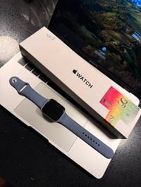 Apple Watch SE 2 GPS 🔴 Silver 🩶 color  100% battery 🔋 32 gb ساعه نضيه ...